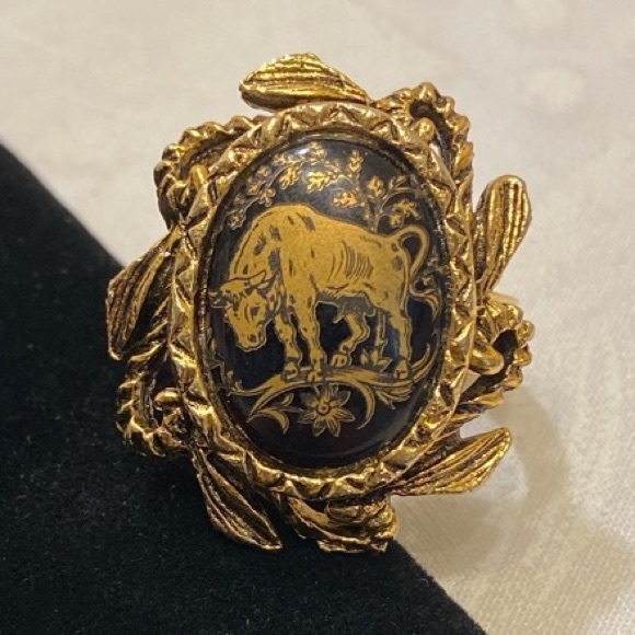 Vintage Jewelry - Vintage Damascene Black And Gold Bull Ring